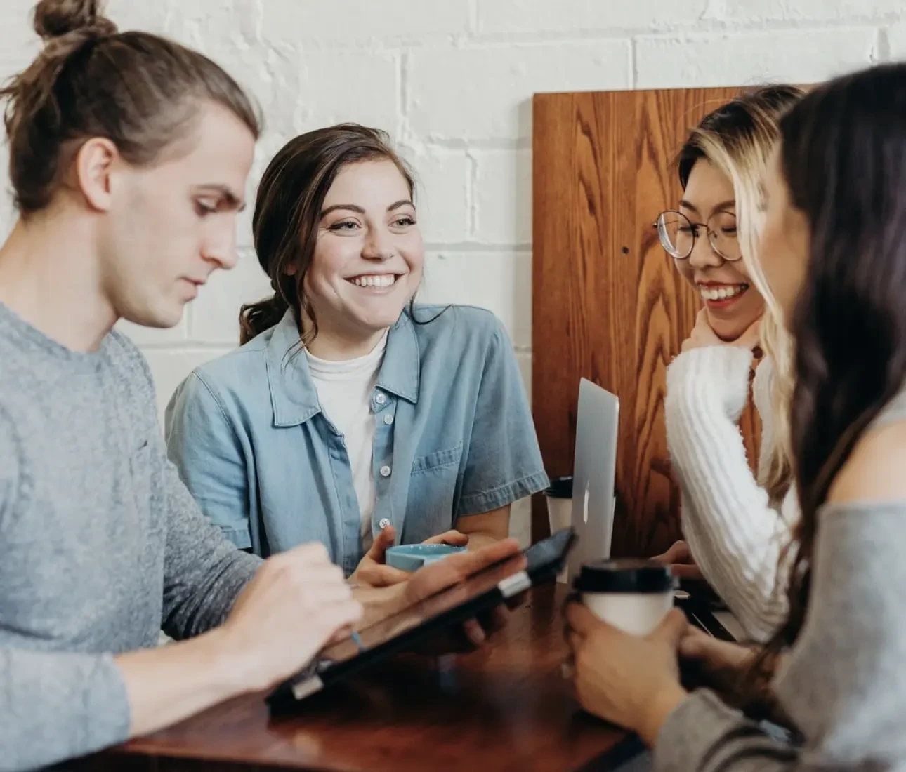 Grupo de personas sentadas y hablando