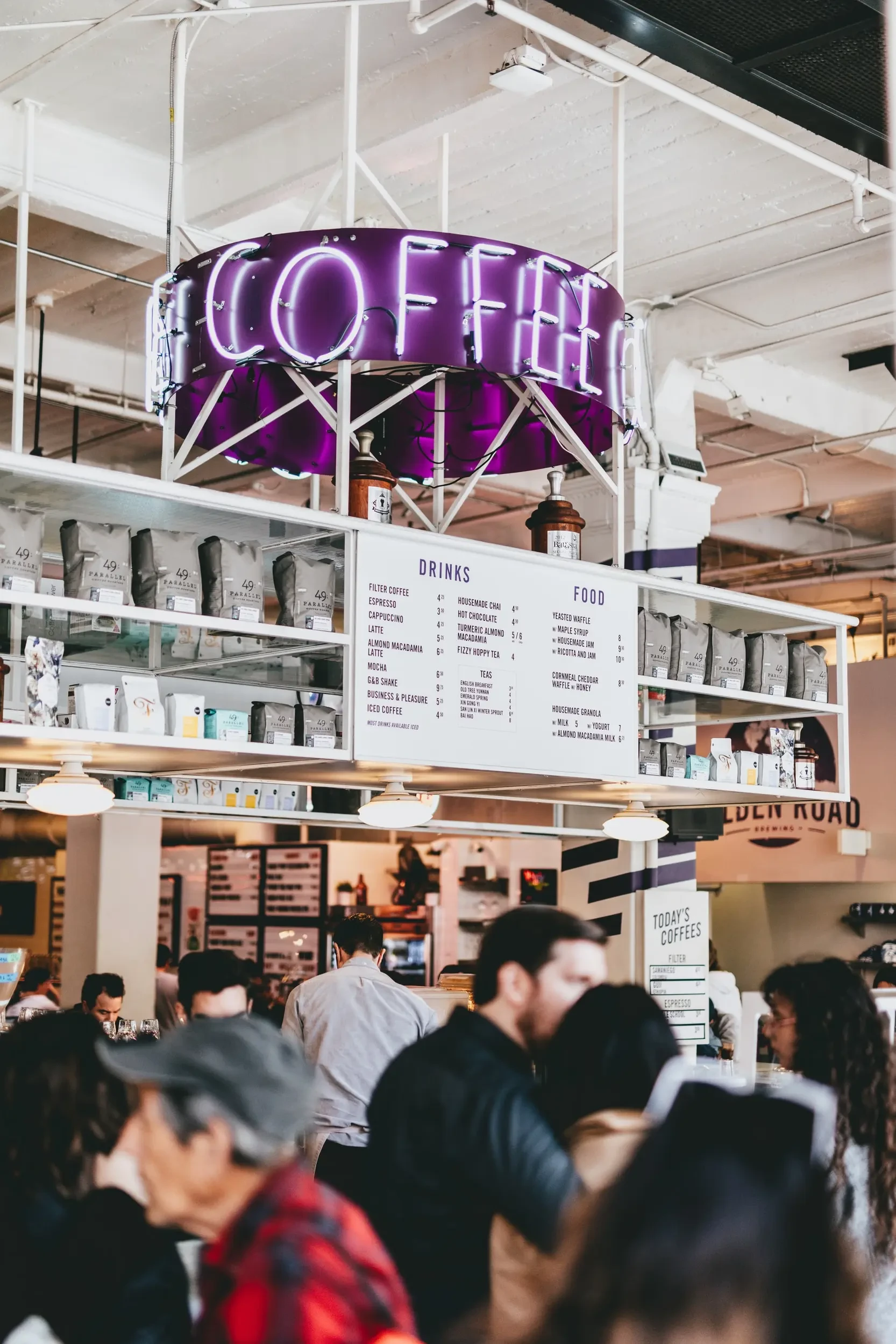 una cafetería ocupada