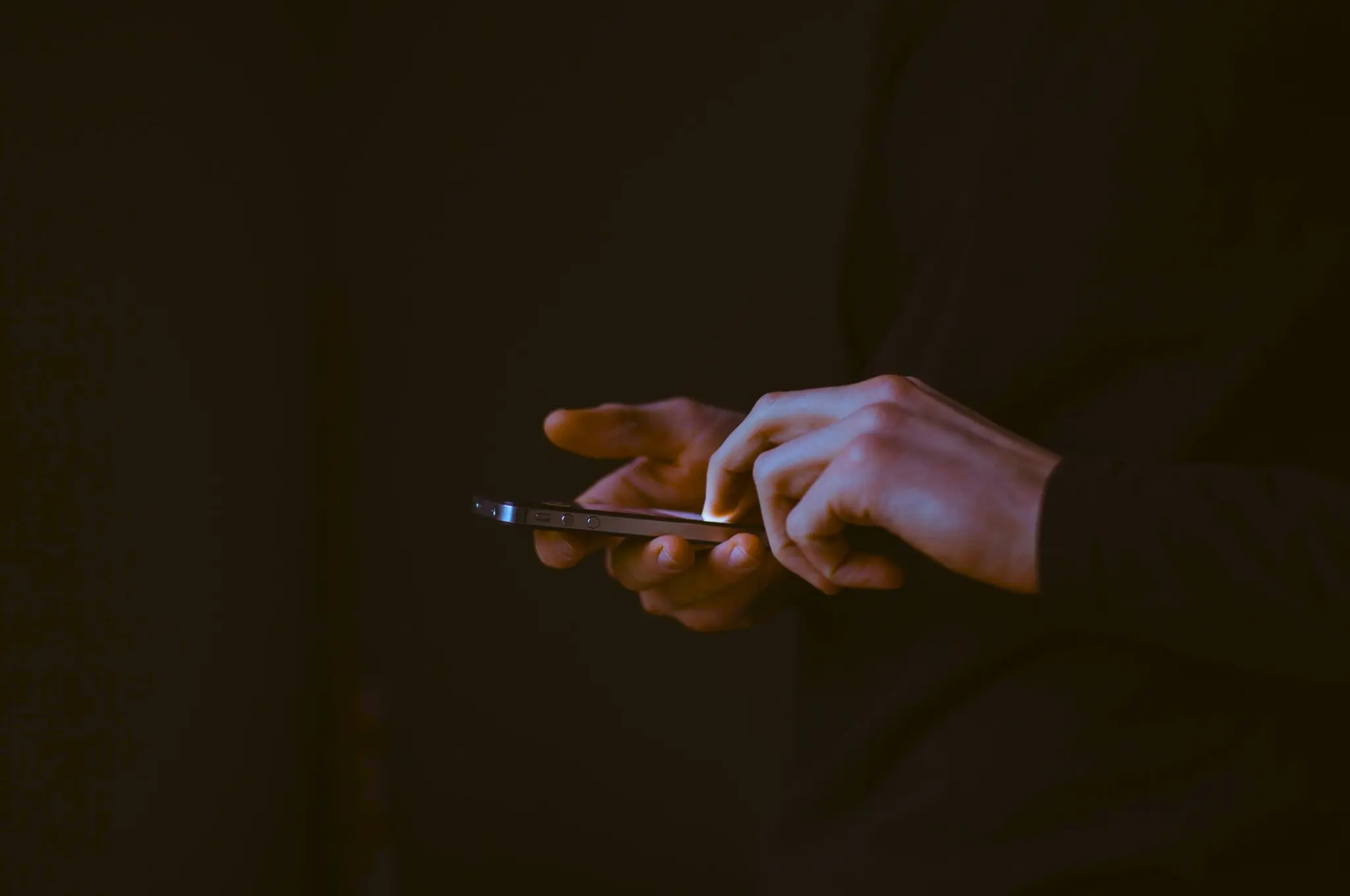 hands holding a phone